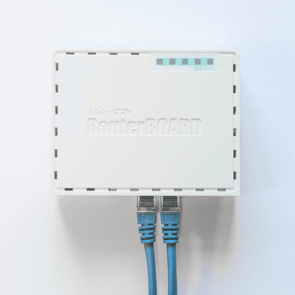 MikroTik 路由器 RB750Gr3 hEX